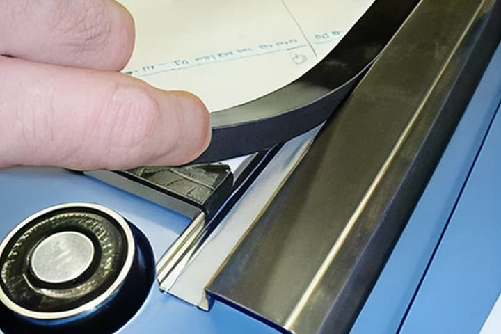 ゴム台のネオプレーンスポンジ又はシリコンゴムの交換